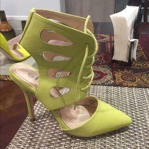 Lime green closed toe pump.